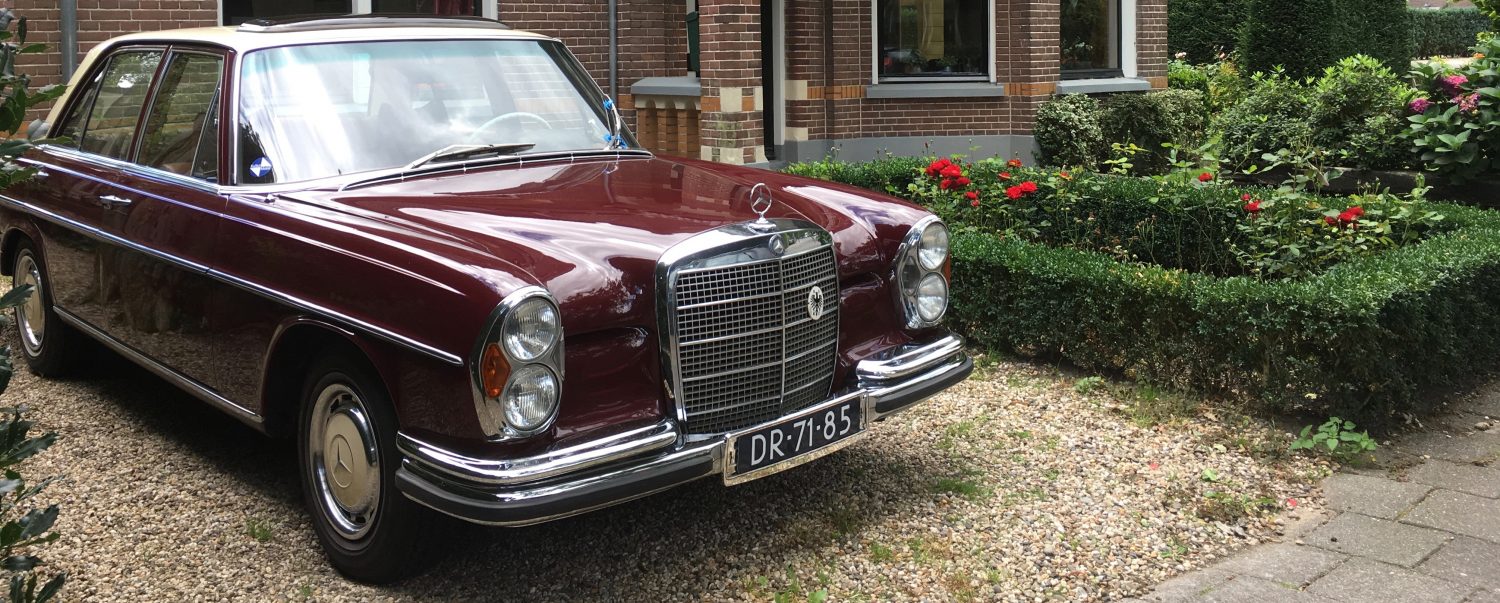 Klassieke Mercedes-Benz voor een monumentaal woonhuis
